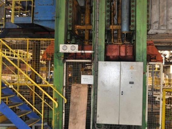 Becker panel press 650 ton