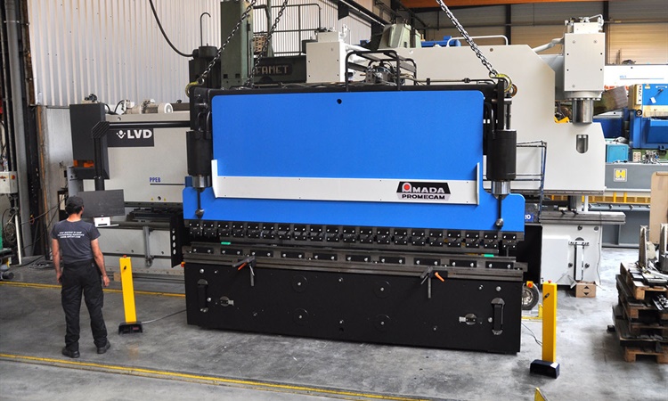 Amada 200 ton pressbrake with new 2D touch control