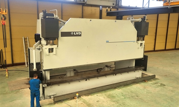 LVD 1000 ton pressbrake installed in France.