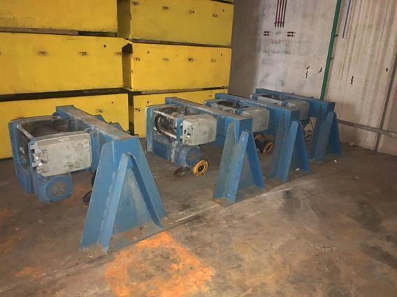 Demag 2 hoists and 2 side supports