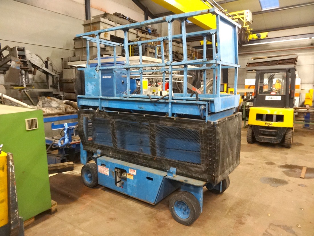 Grove scissor lift — Vehicles (lift trucks – loading – cleaning etc) — photo 2
