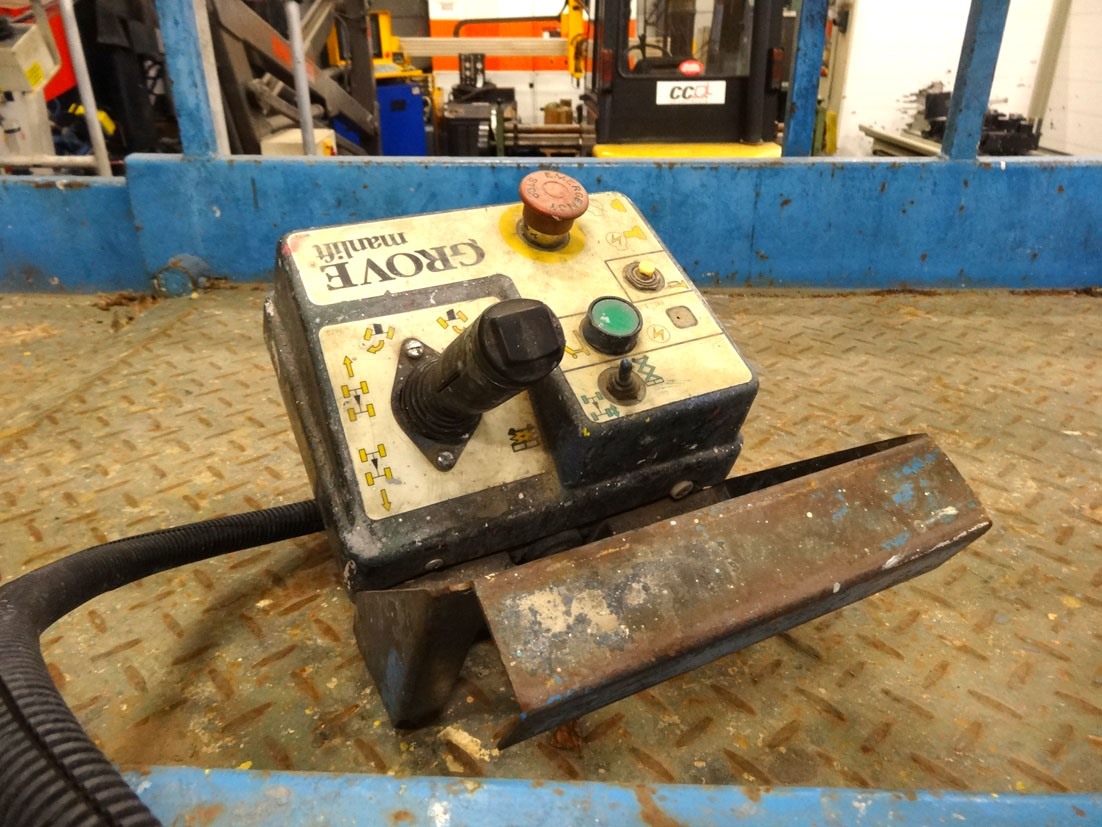 Grove scissor lift — Vehicles (lift trucks – loading – cleaning etc) — photo 3