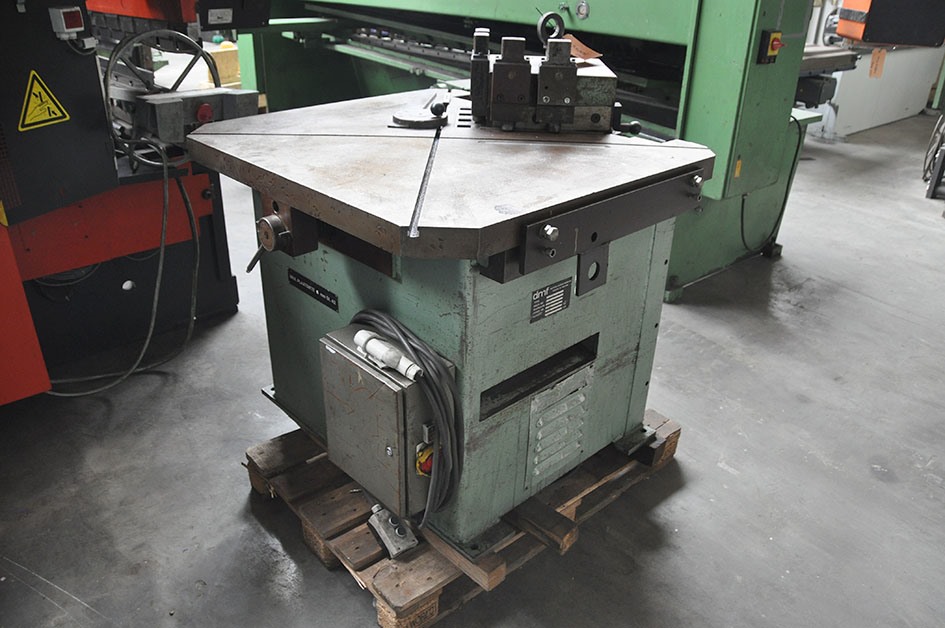 DMF 300 x 6 mm (fixed) — Hydraulic corner notcher — photo 1