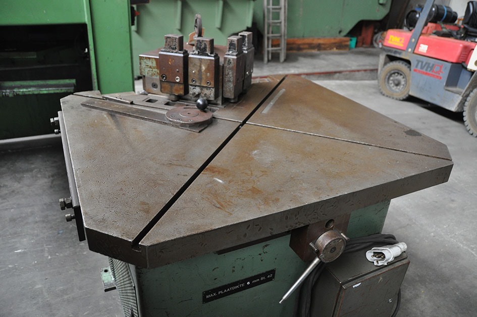 DMF 300 x 6 mm (fixed) — Hydraulic corner notcher — photo 2