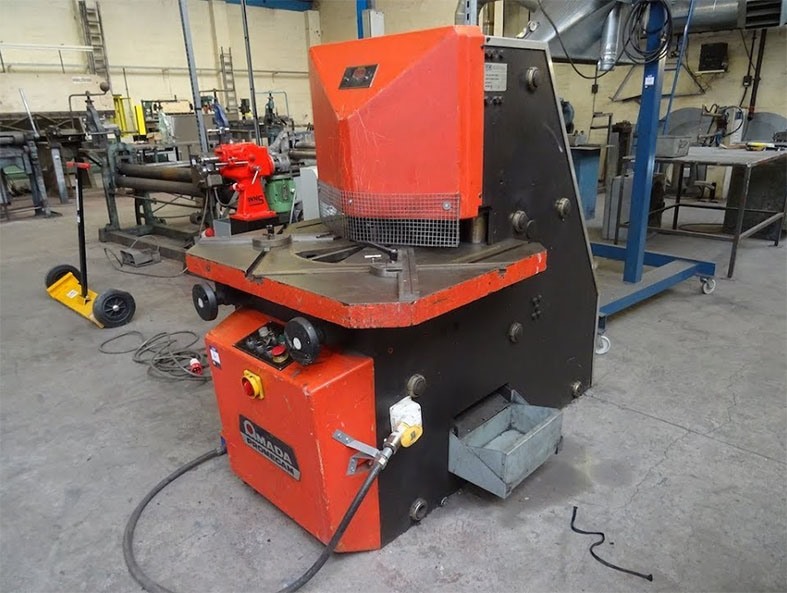 Amada Versa 200 x 6 mm (variable) — Hydraulic corner notcher — photo 1