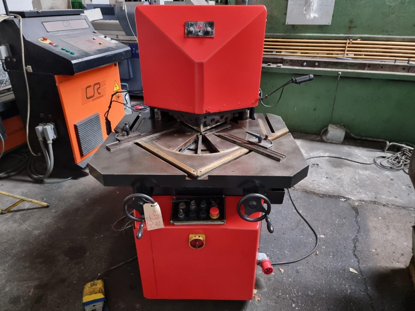 Amada Versa 200 x 6 mm (variable) — Hydraulic corner notcher — photo 1