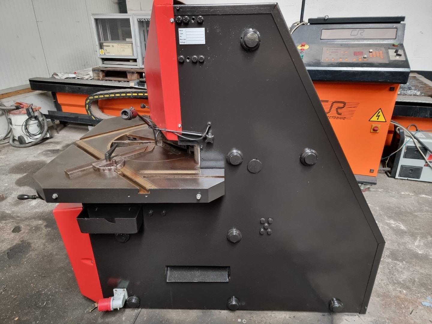 Amada Versa 200 x 6 mm (variable) — Hydraulic corner notcher — photo 2
