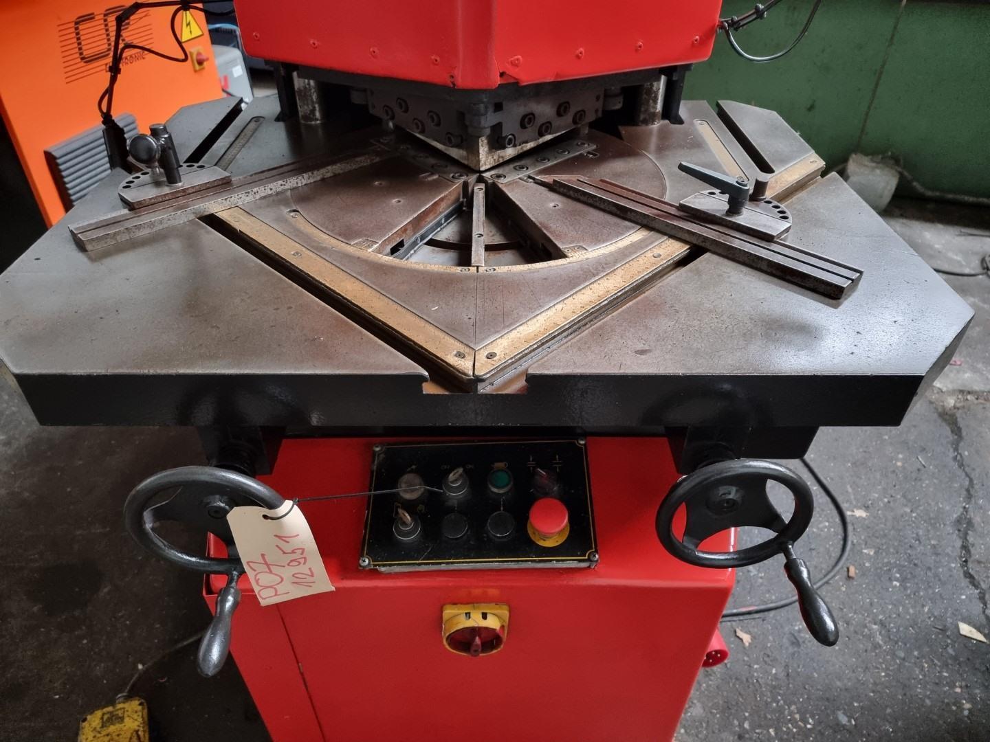 Amada Versa 200 x 6 mm (variable) — Hydraulic corner notcher — photo 3