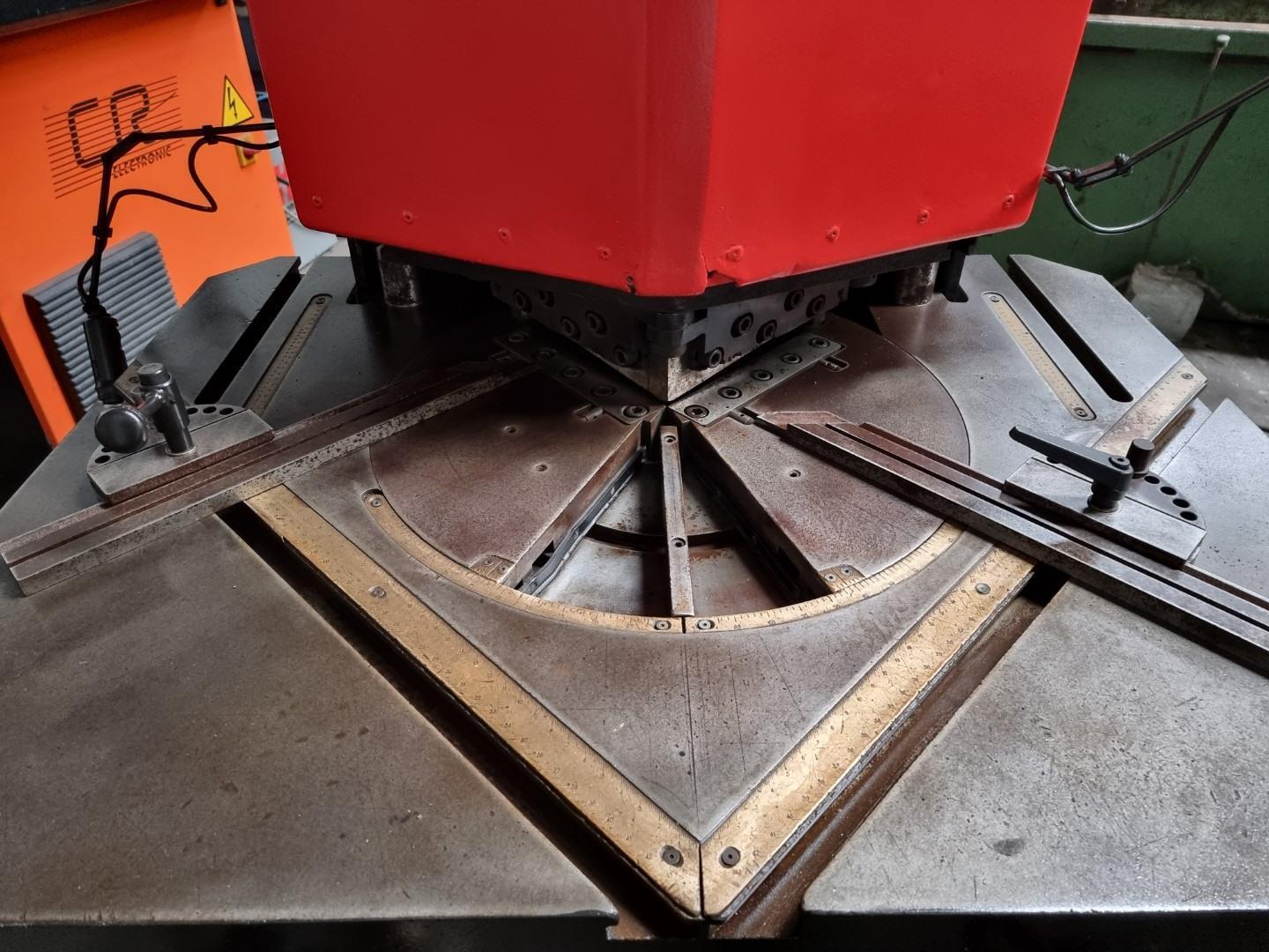 Amada Versa 200 x 6 mm (variable) — Hydraulic corner notcher — photo 5