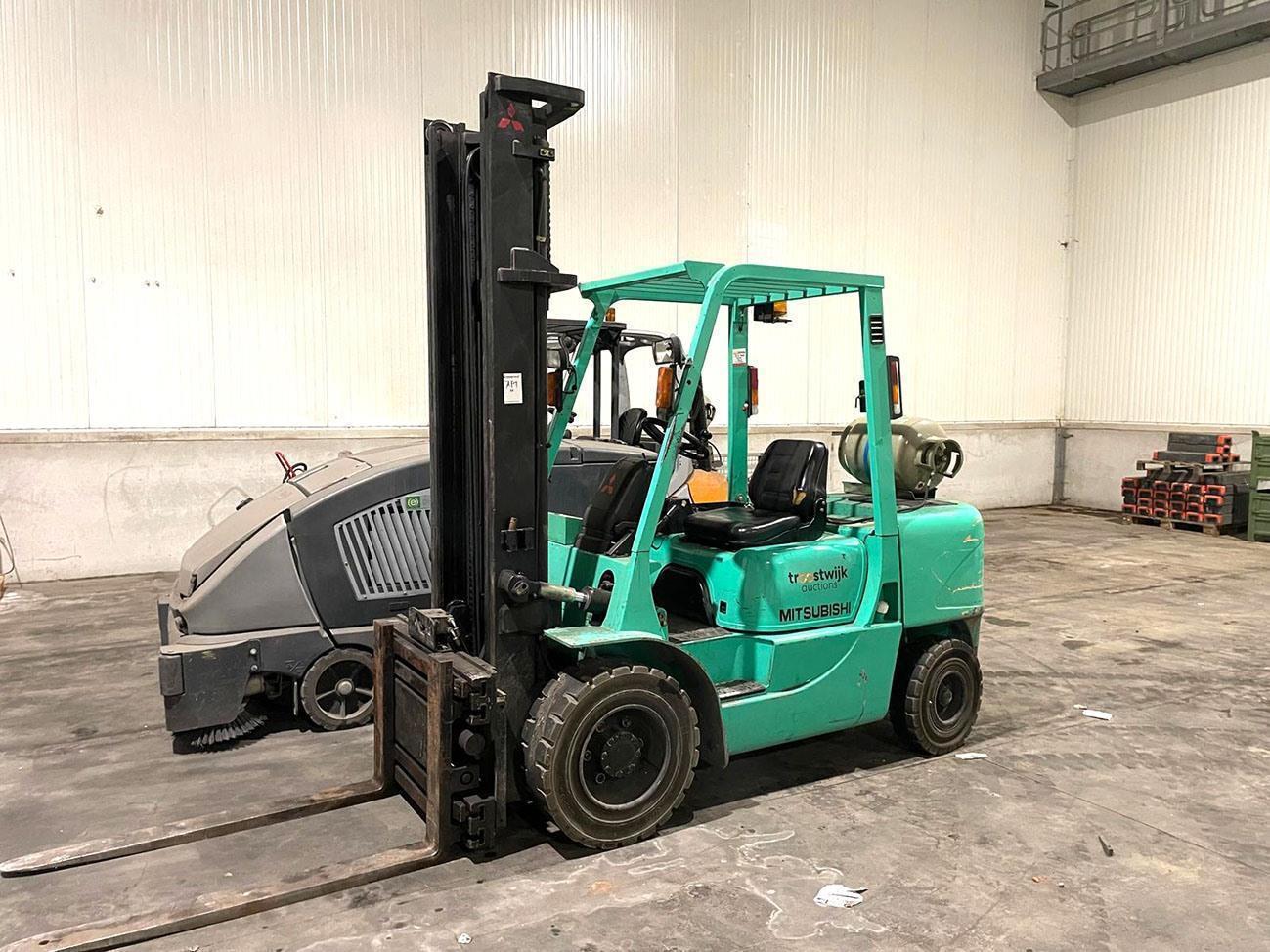 Mitsubishi 3,5 ton — Vehicles (lift trucks – loading – cleaning etc) — photo 1