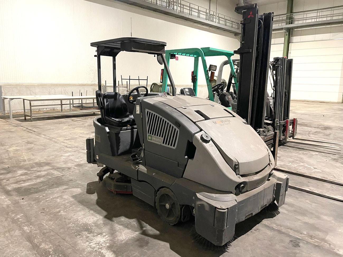Nilfisk CS7000 sweeper — Vehicles (lift trucks – loading – cleaning etc) — photo 1