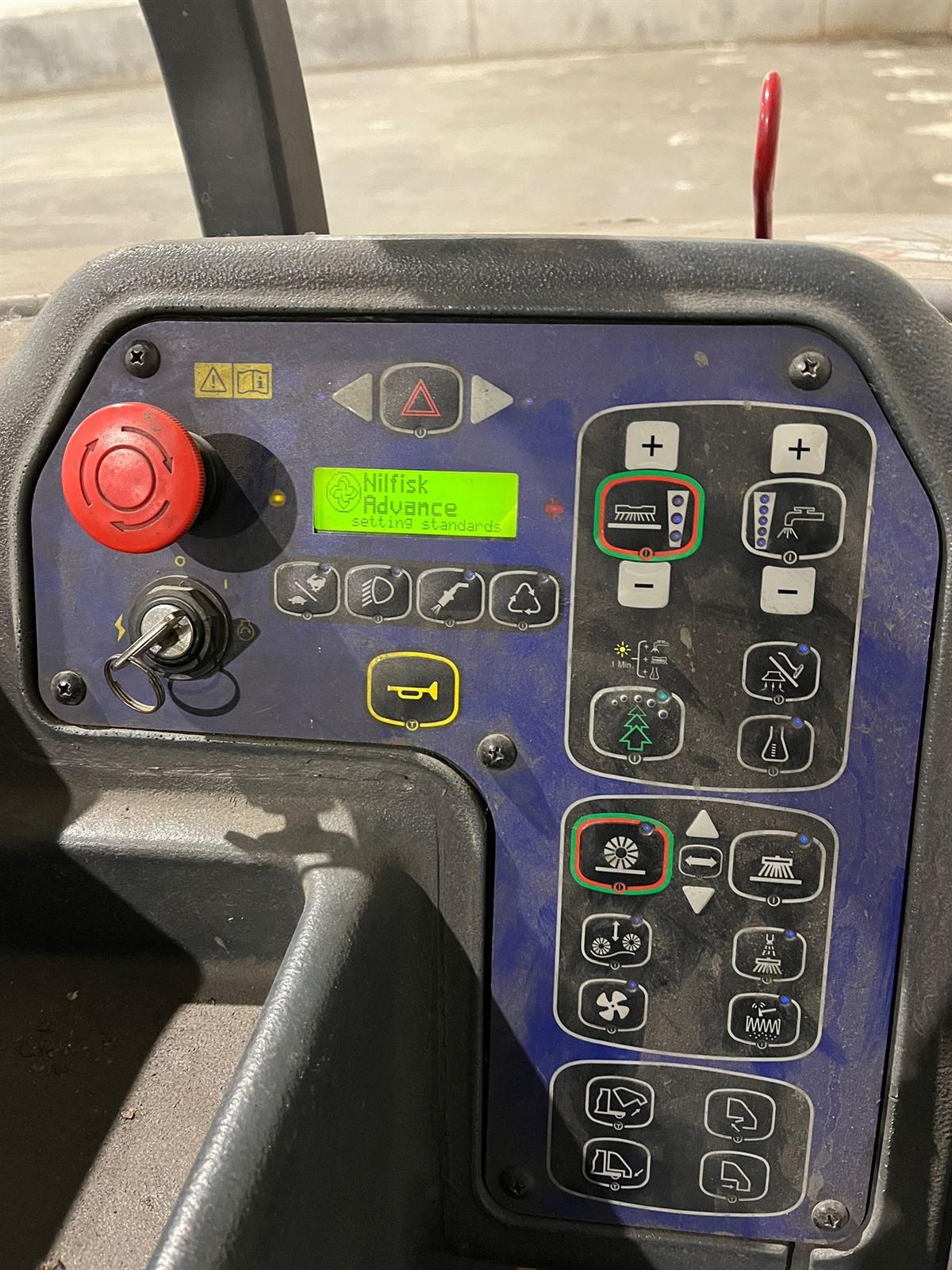 Nilfisk CS7000 sweeper — Vehicles (lift trucks – loading – cleaning etc) — photo 4