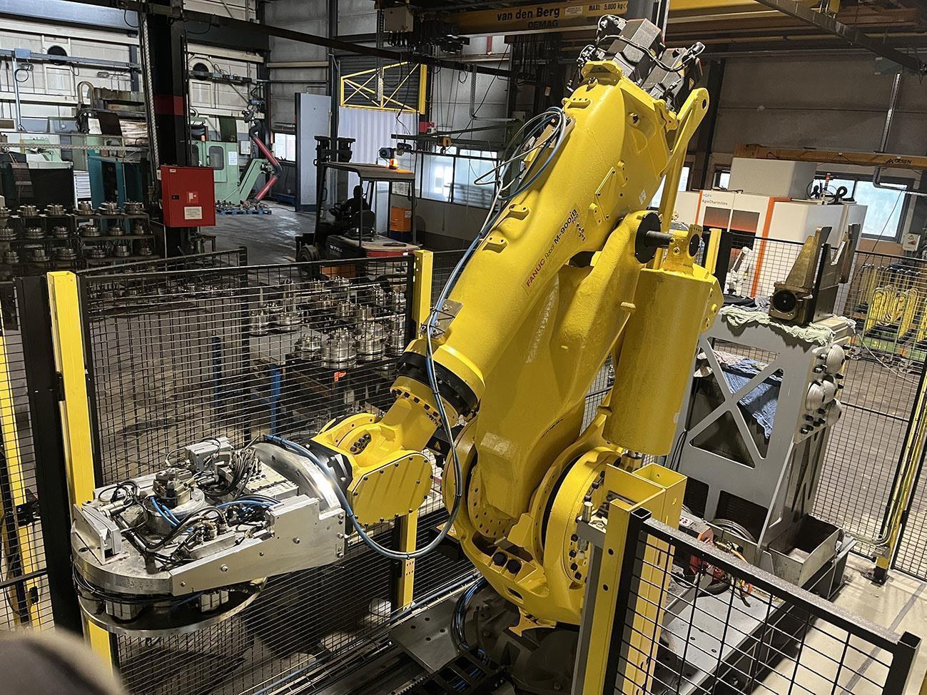 Fanuc M-900iB 700 kg robot — Robots loading, unloading & treatmentrobots — photo 2