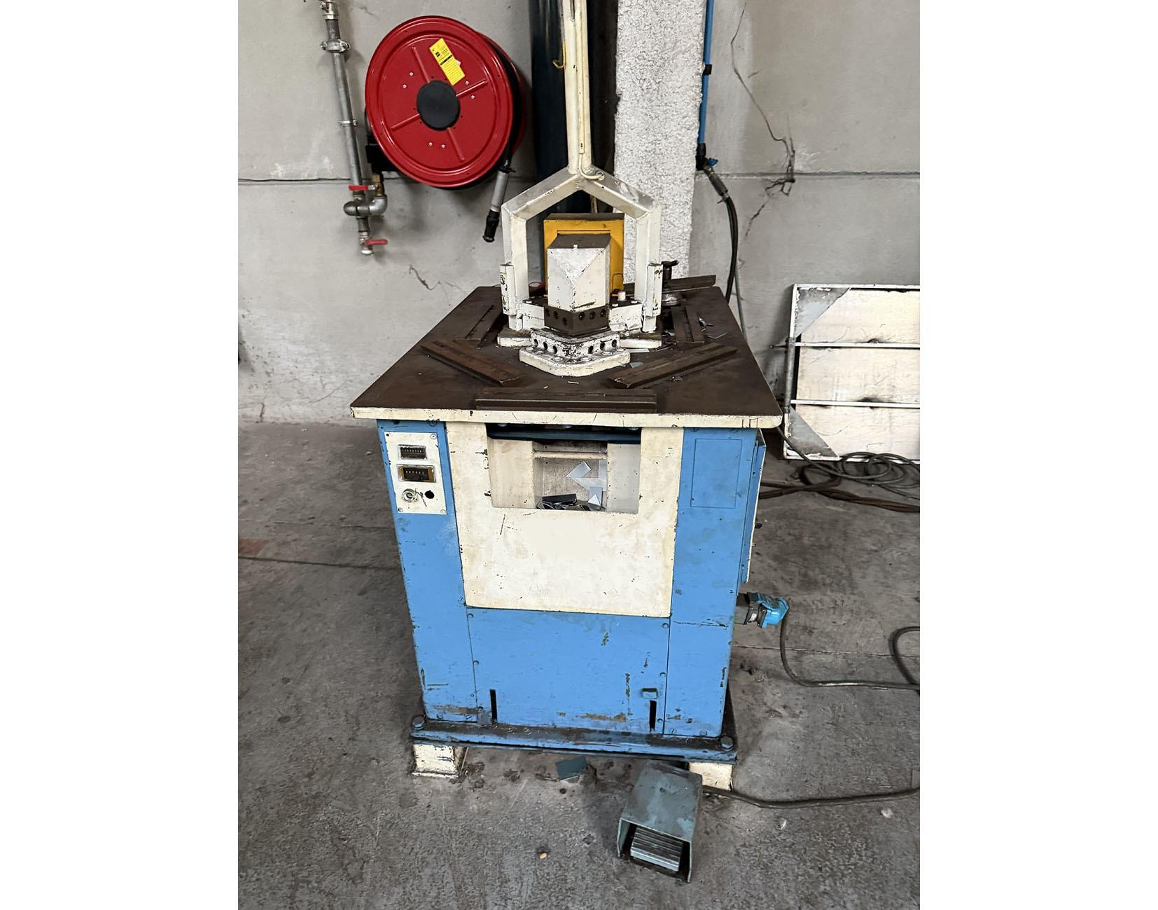 Swisstool 100 x 3 mm (fixed) — Hydraulic corner notcher — photo 1