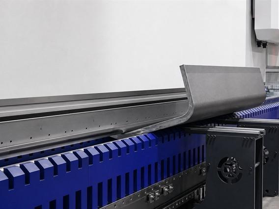 Variable bending die for high strength steel