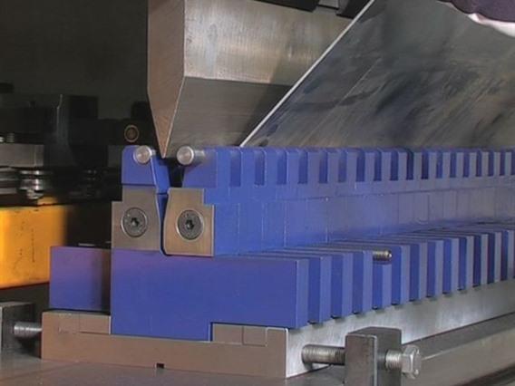 Variable bending die for high strength steel