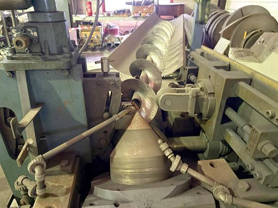 Lenham LM 800 flight forming machine