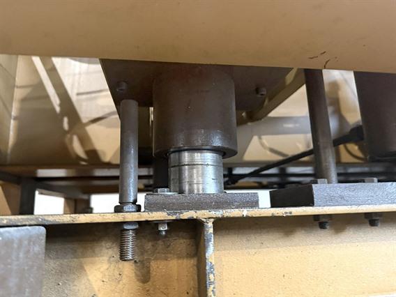 Simimpianti 300 ton heated press down stroke