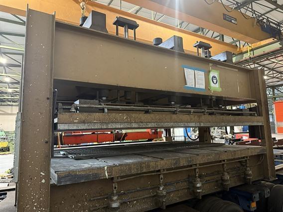 Simimpianti 300 ton heated press down stroke