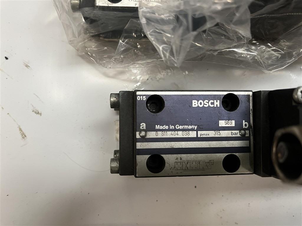 Bosch Rexroth valve 0 811 404 038 — Bosch — photo 1