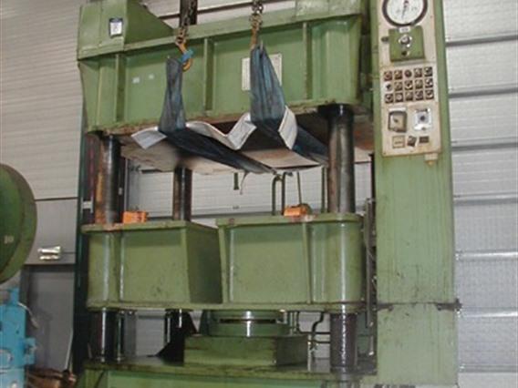 Dieffenbacher PU 5 330 A 300 TON