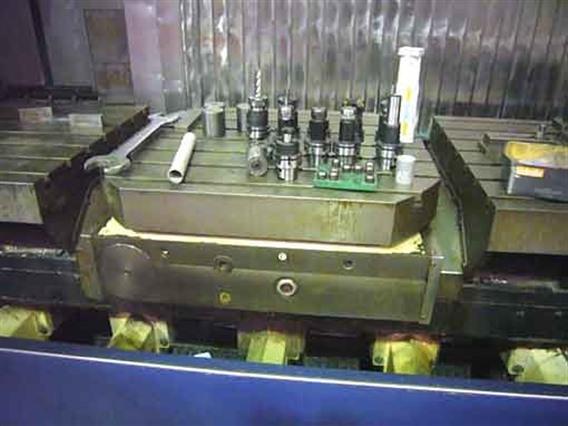 Huron High Precision EXC 30 (5 axes simultaneous)
