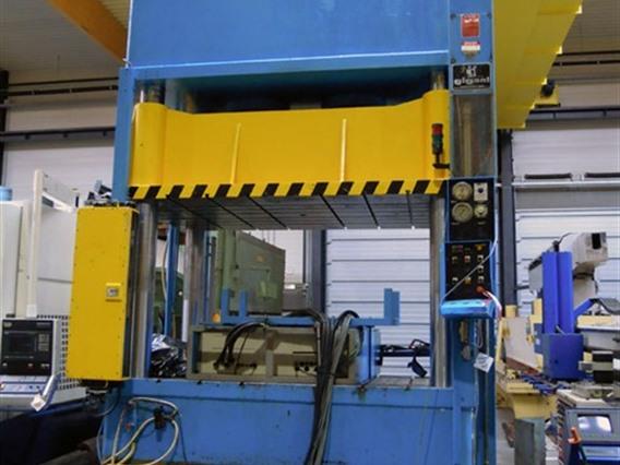 Gigant 400 T