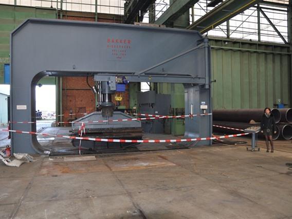 Bakker 500 ton Dish end forming press