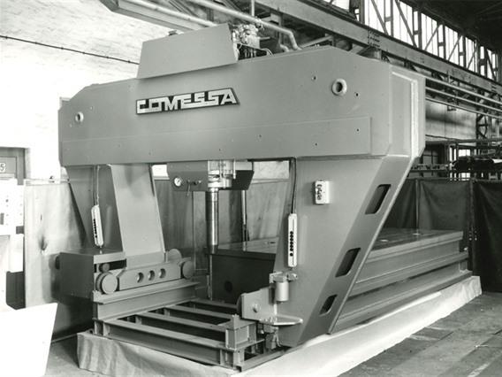 Comessa Mobile straightening press 220 ton 
