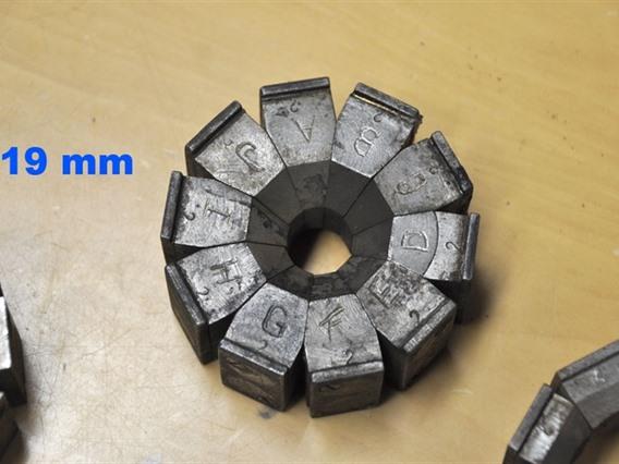 Tube reducing machine