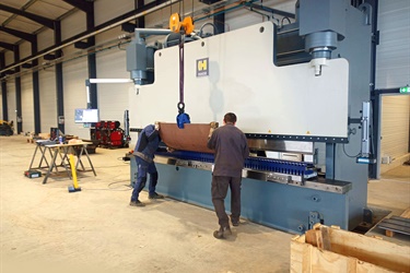 Hochleistungs-Abkantpresse Haco 500 Tonnen mit halbautomatischer variabler Biegeform, geliefert in FR