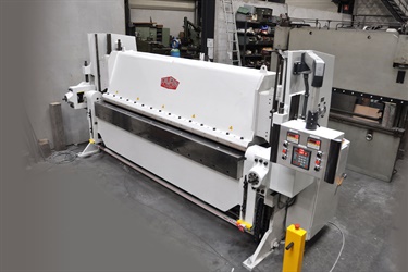 Favrin hydraulic foldingmachine.